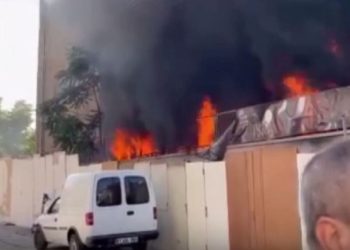 Kaynak sırasında çıkan yangın binayı küle çevirdi