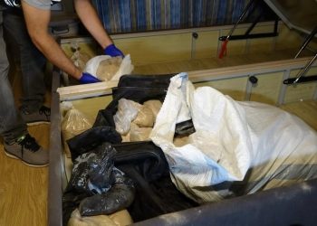 Kiraladıkları dairede uyuşturucu üreten 2 kuşkulu yakalandı