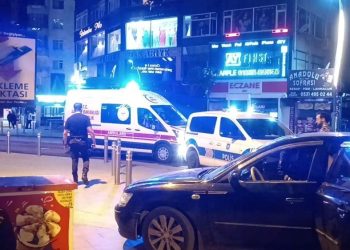Kocaeli’de hengame: Bıçaklanan 3 kişi arabaya binip kaçtı