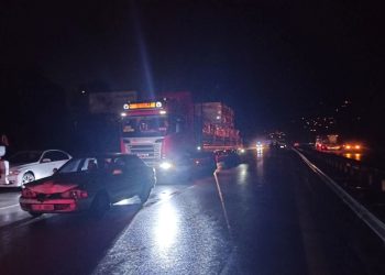 Kocaeli’de tankerden yola dökülen mazot, 26 aracın karıştığı kazaya sebep oldu