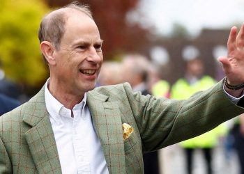 Kraliçe 2. Elizabeth’in en küçük oğlu Prens Edward Kabataş Erkek Lisesi’ni ziyaret etti