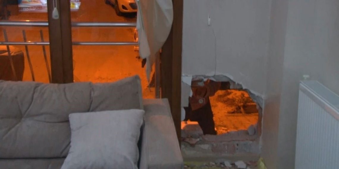 Küçükçekmece’de freni boşalan iş makinesi bir binaya girdi