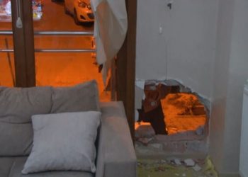 Küçükçekmece’de freni boşalan iş makinesi bir binaya girdi