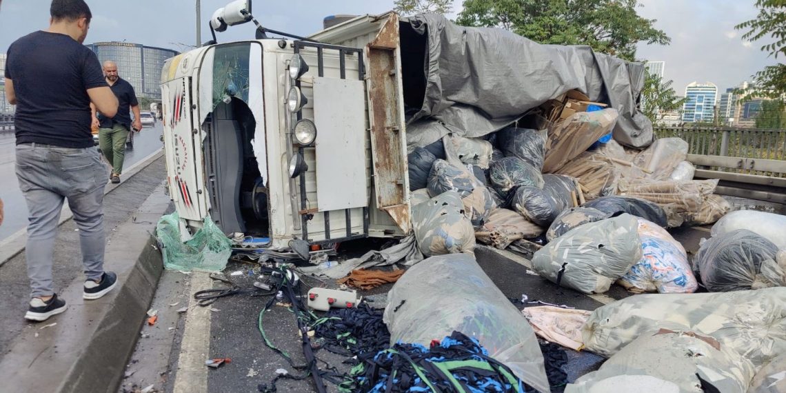 Küçükçekmece’de kamyonet devrildi