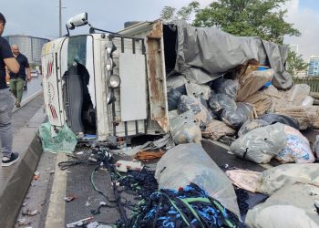 Küçükçekmece’de kamyonet devrildi