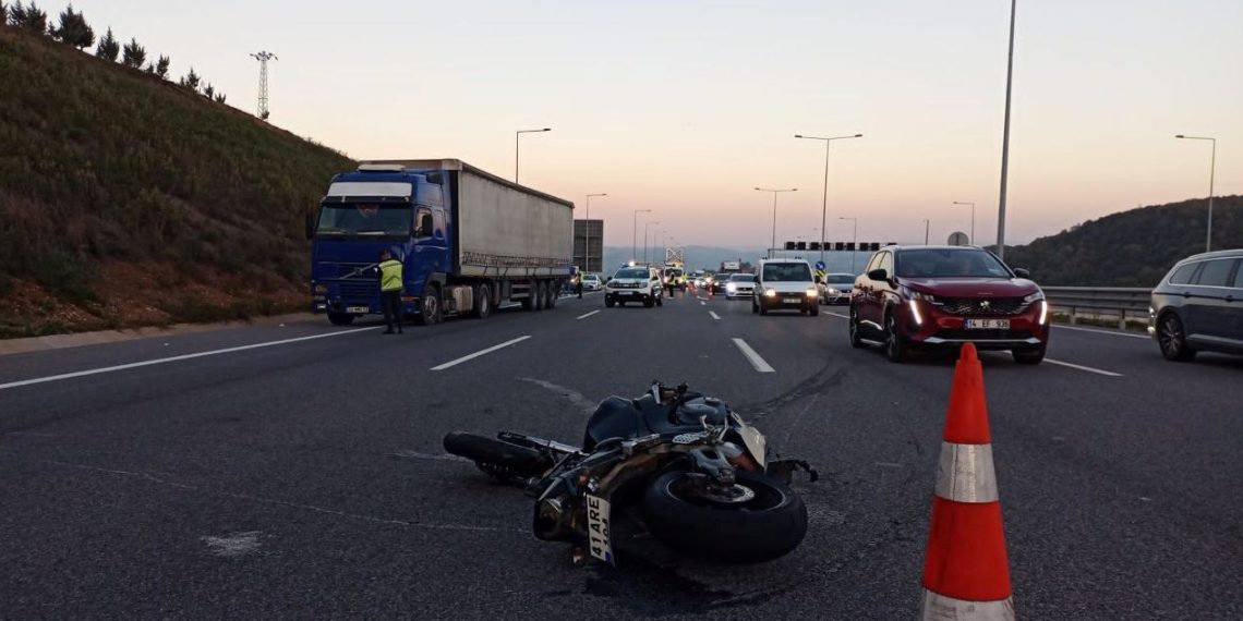 Kuzey Marmara Otoyolu’nda tıra çarpan motosikletin şoförü öldü