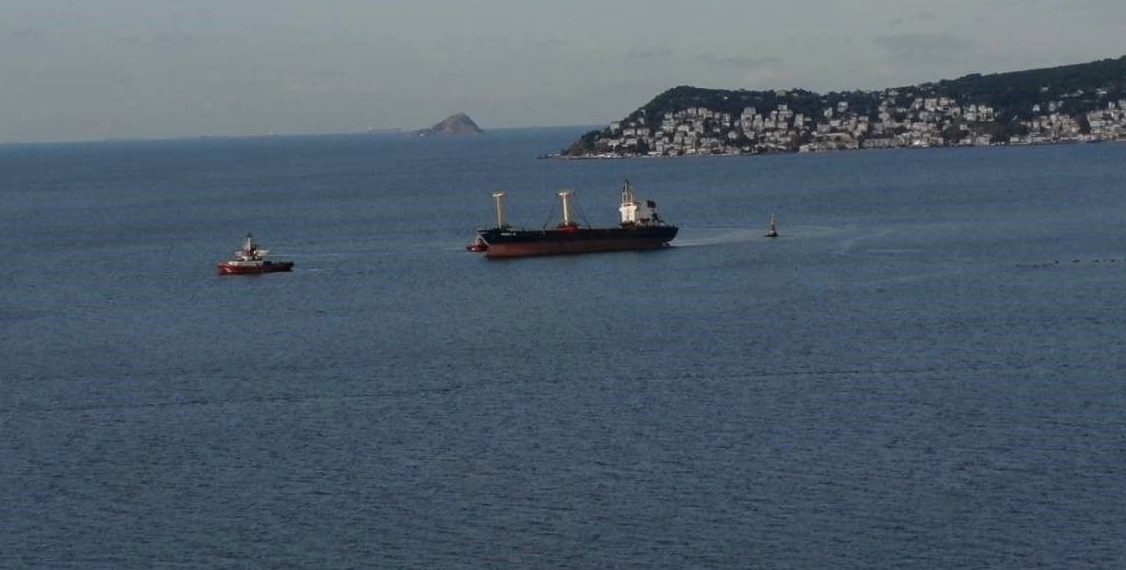 Maltepe açıklarında karaya oturan gemi kurtarıldı