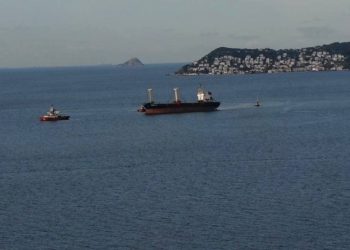 Maltepe açıklarında karaya oturan gemi kurtarıldı