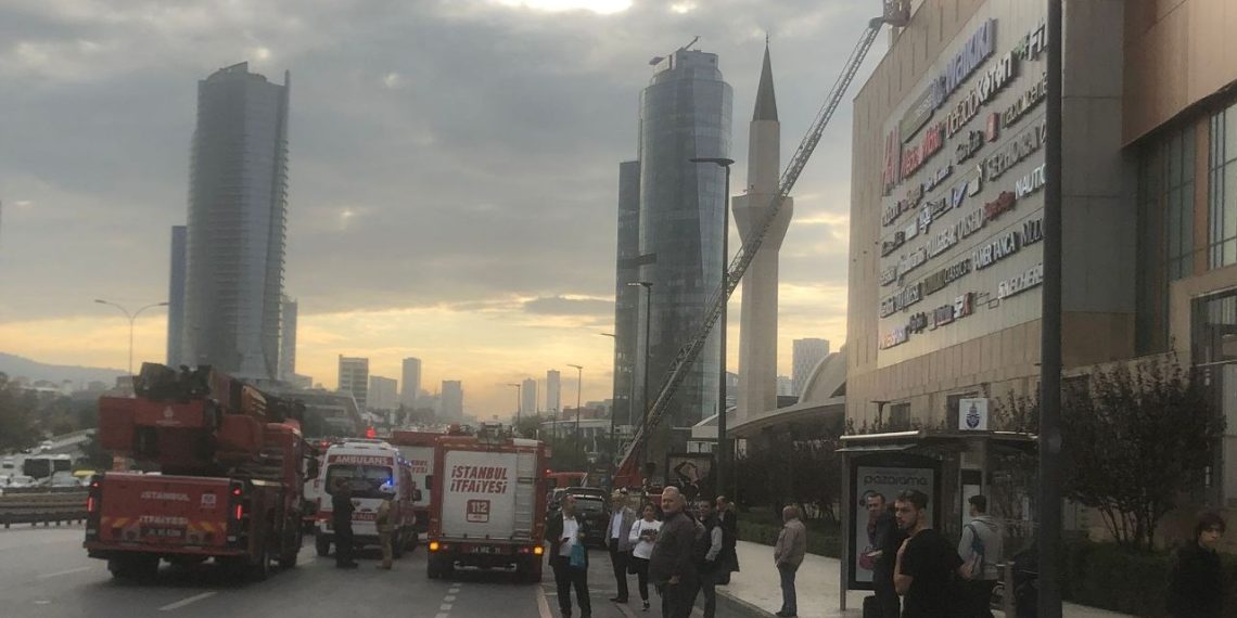 Maltepe’de bir AVM’de çıkan yangın söndürüldü