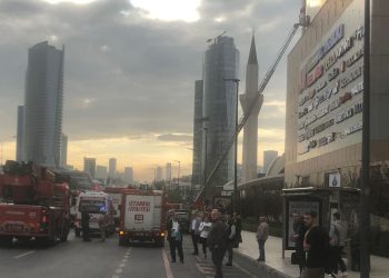 Maltepe’de bir AVM’de çıkan yangın söndürüldü