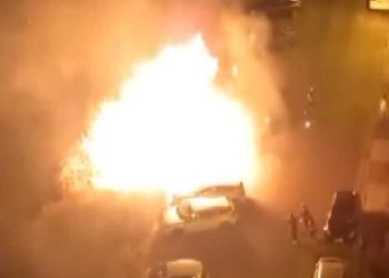 Maltepe’de boş yerde çıkan yangın arabalara sıçradı