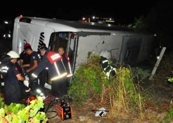 Manisa’da yolcu otobüsü üzüm bağına uçtu: 15 yaralı