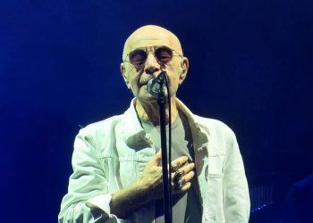 Mazhar Alanson sahnede duygulandı: Özkan’sız ağlarım