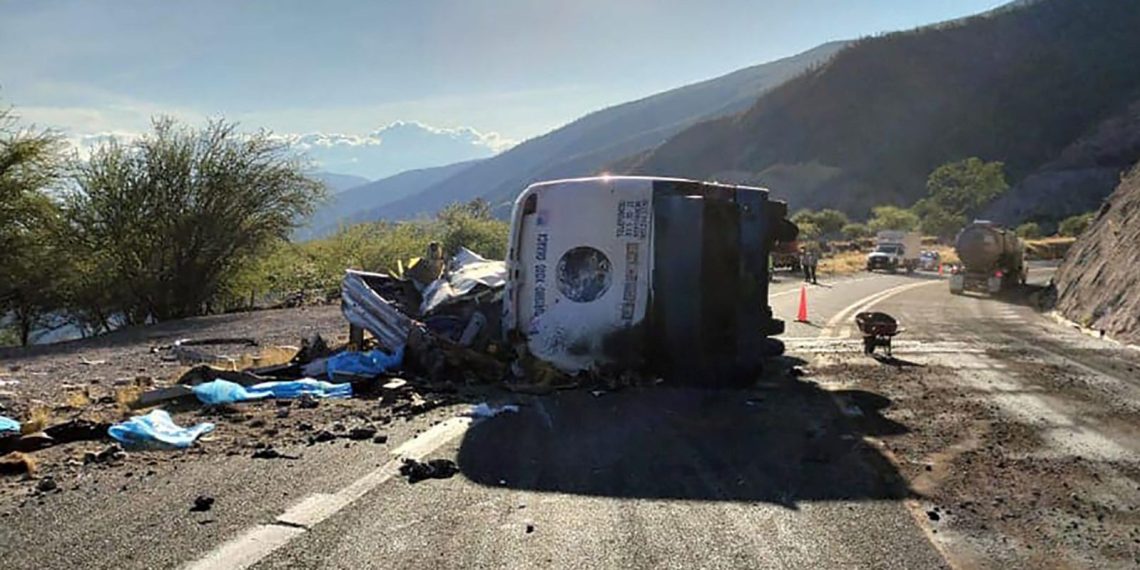 Meksika’da göçmenleri taşıyan otobüs devrildi: 18 kişi öldü