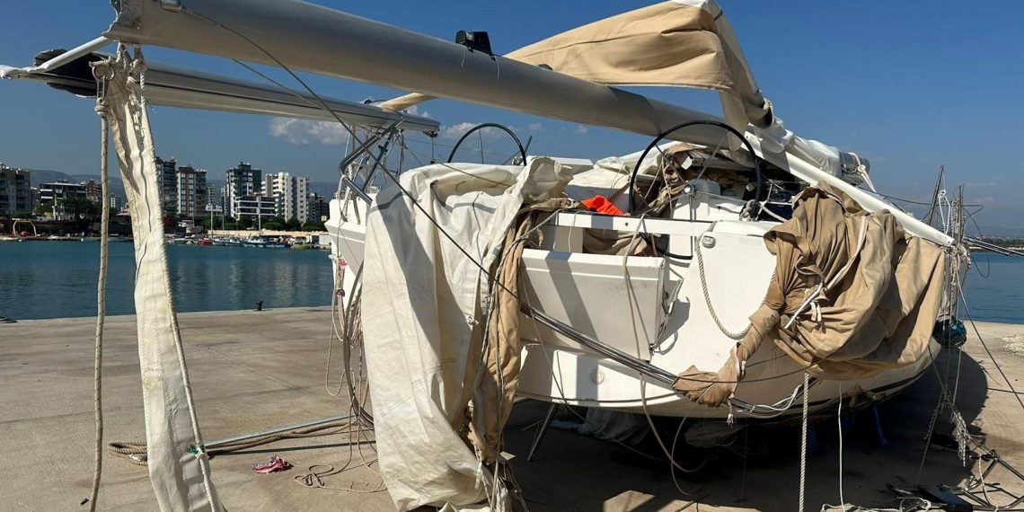 Mersin’de kayalara çarpan tekne battı