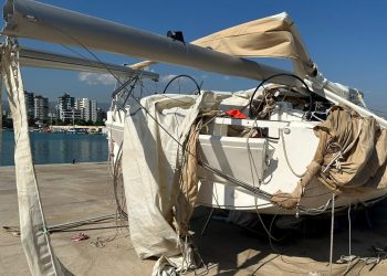 Mersin’de kayalara çarpan tekne battı