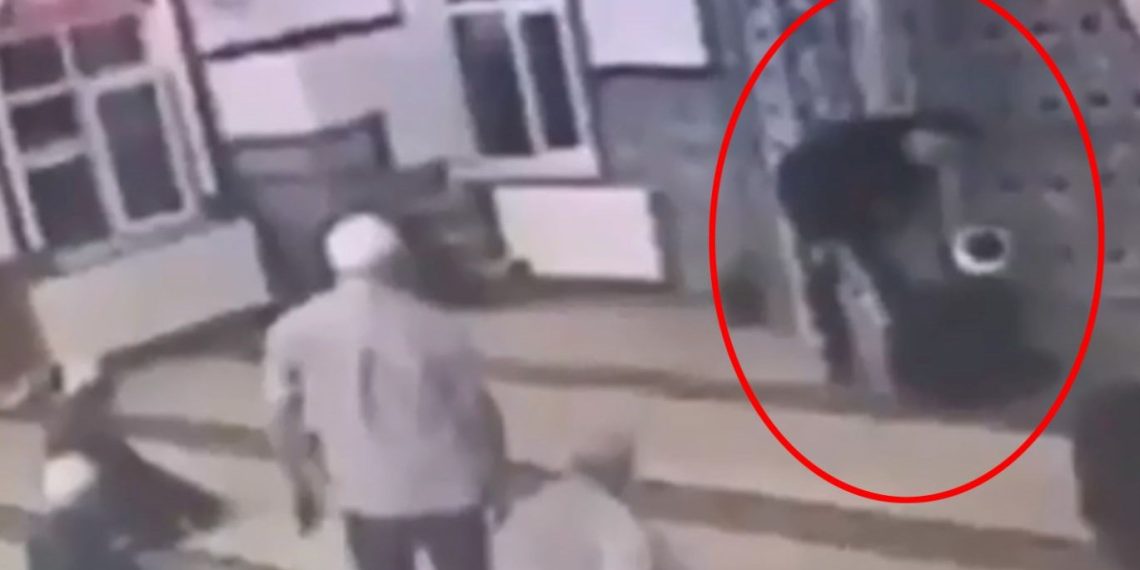 Mescide ayakkabılarıyla girip, imama bağıran şahsa soruşturma