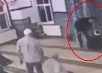 Mescide ayakkabılarıyla girip, imama bağıran şahsa soruşturma