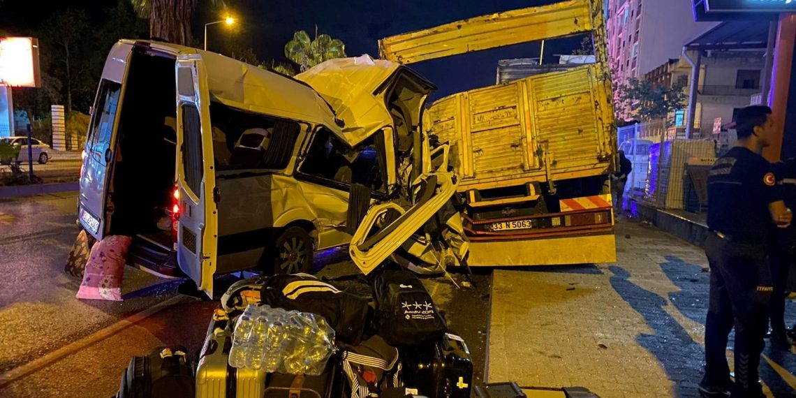 Minibüs park halindeki kamyona ok üzere saplandı: 2 meyyit, 9 yaralı