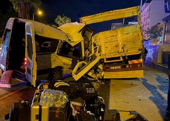 Minibüs park halindeki kamyona ok üzere saplandı: 2 meyyit, 9 yaralı