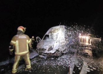 Motor kısmından yangın çıktı: Kargo aracı kullanılamaz hale geldi