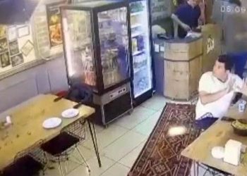 Müşteriler yemek yerken lokantanın çatısı çöktü