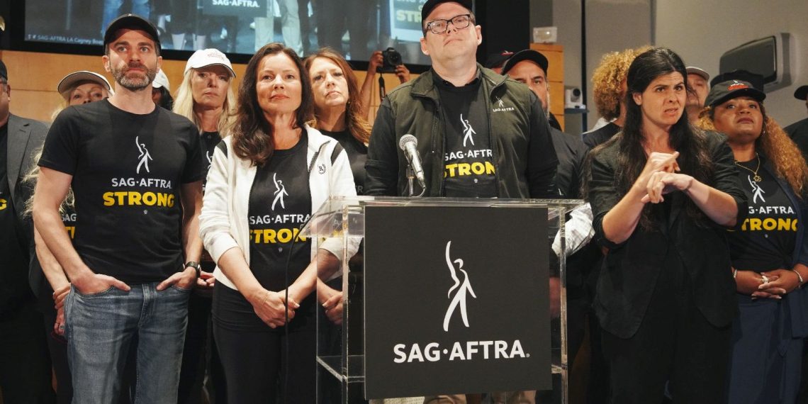 Oyunculardan greve devam kararı: Yapımcılarla görüşmeleri askıya alındı