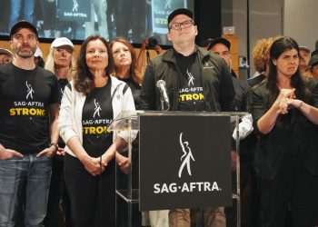 Oyunculardan greve devam kararı: Yapımcılarla görüşmeleri askıya alındı