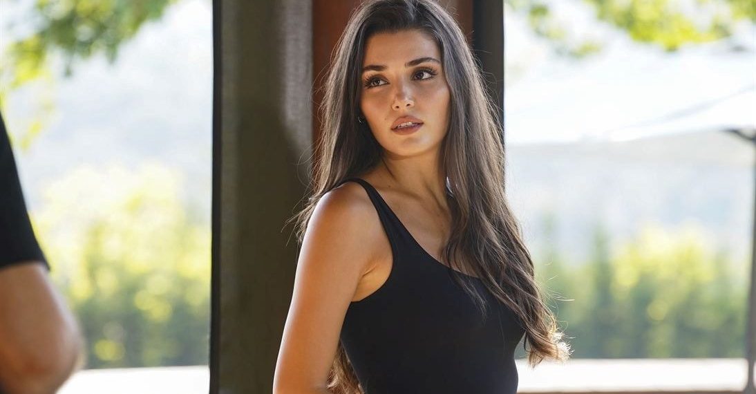 Oyunculuğu eleştirilen Hande Erçel’e direktöründen takviye