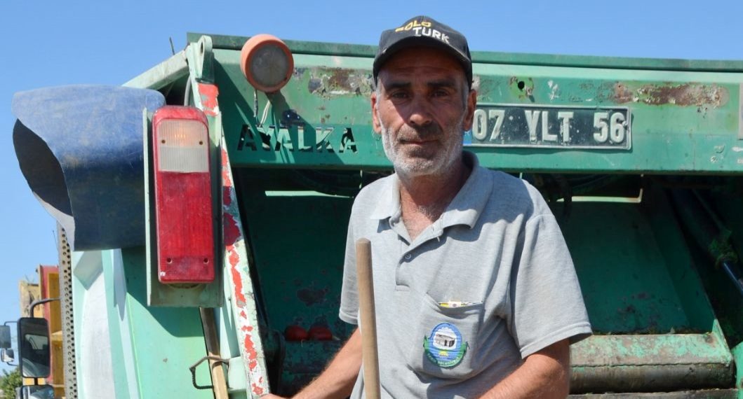 Paklık vazifelisi cami tuvaletinde bulduğu 7 milyon liralık çeki polise teslim etti