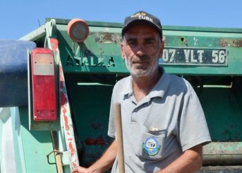 Paklık vazifelisi cami tuvaletinde bulduğu 7 milyon liralık çeki polise teslim etti