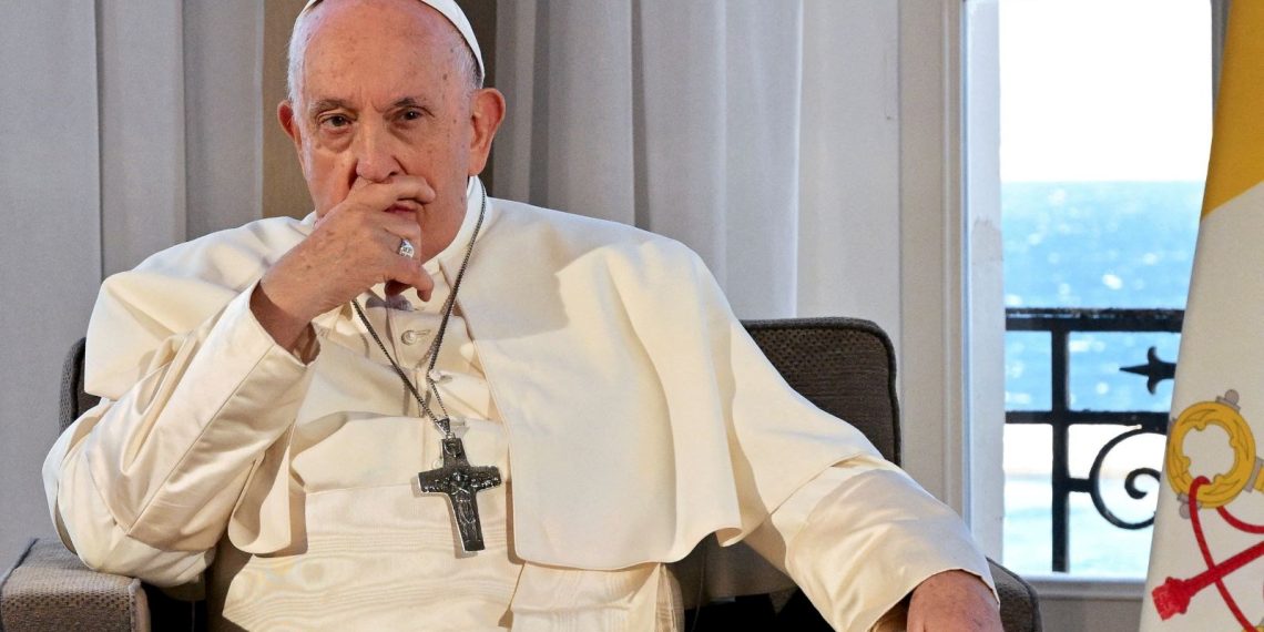 Papa: Katolik Kilisesi eşçinsel çiftleri kutsayabilir