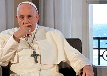 Papa: Katolik Kilisesi eşçinsel çiftleri kutsayabilir