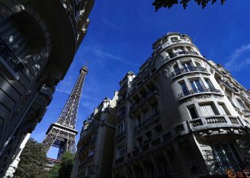 Paris’te Eyfel Kulesi yakınında yangın çıktı