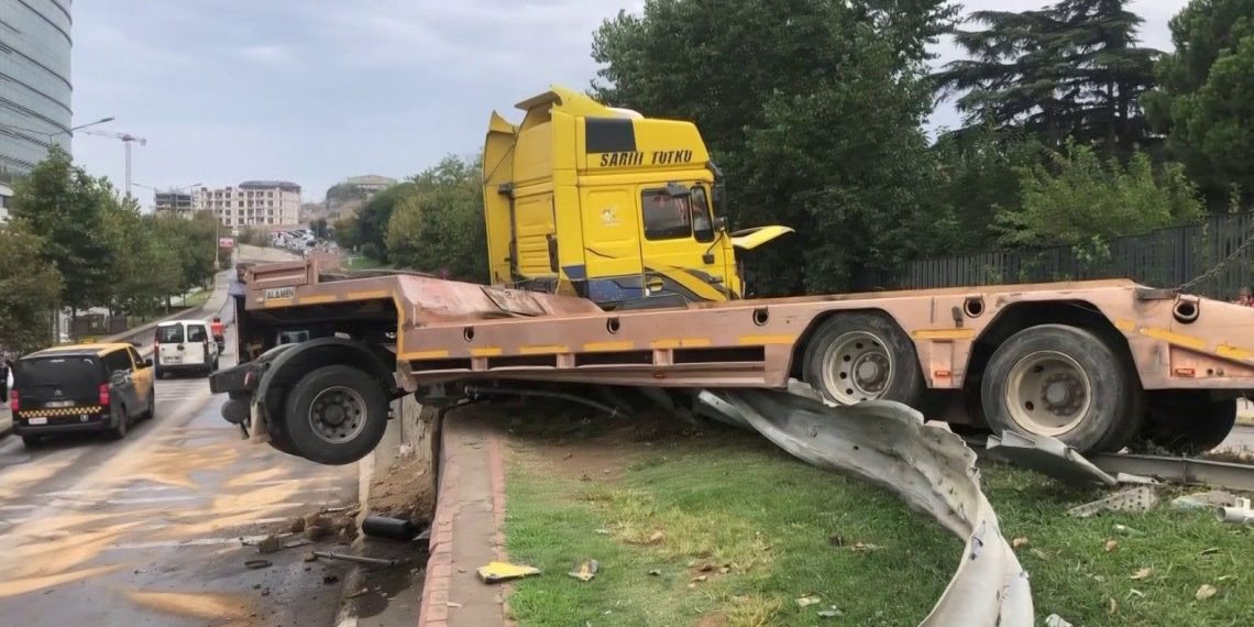 Pendik’te bariyere çarpan TIR askıda kaldı