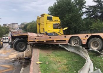 Pendik’te bariyere çarpan TIR askıda kaldı