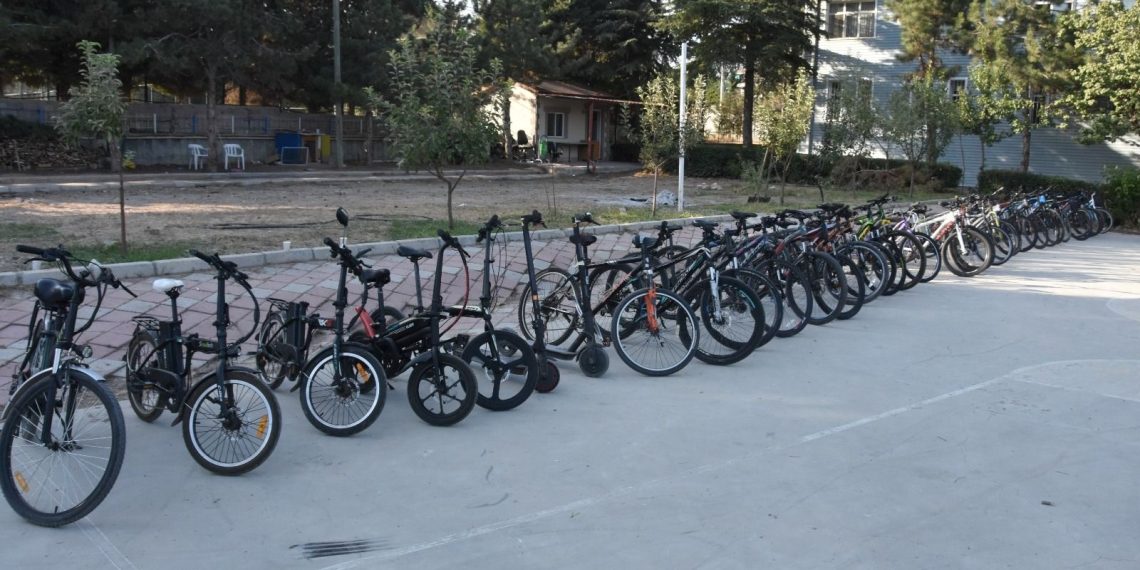 Polis baskın yaptı, konutun bahçesinden 1,5 milyon liralık bisiklet ve motosiklet çıktı