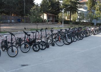 Polis baskın yaptı, konutun bahçesinden 1,5 milyon liralık bisiklet ve motosiklet çıktı