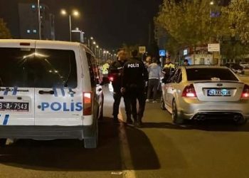 Polisin “dur” ihtarından kaçtılar: Seyir halindeki arabada sürücü değiştirdiler
