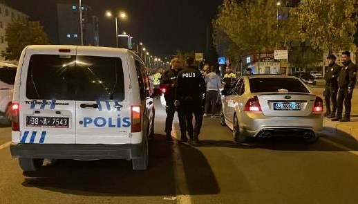 Polisin “dur” ihtarından kaçtılar: Seyir halindeki arabada sürücü değiştirdiler