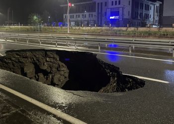 Rize’de şiddetli yağış nedeniyle yol çöktü