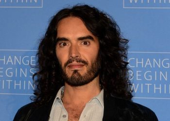 Russell Brand hakkındaki skandal tezler sonrası iki işinden istifa etti