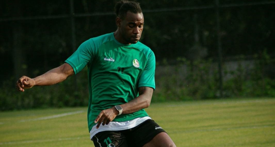 Sakaryasporlu Rashad Muhammed trafik kazası geçirdi