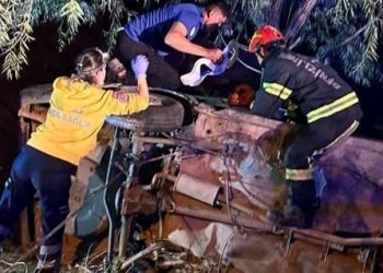 Şarampole yuvarlanan araç, ağaçta asılı kaldı: 2 meyyit, 3 yaralı