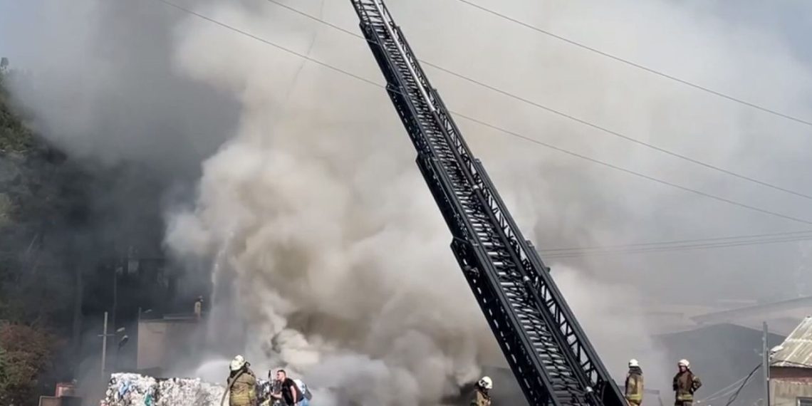 Sarıyer’de kağıt deposunda yangın