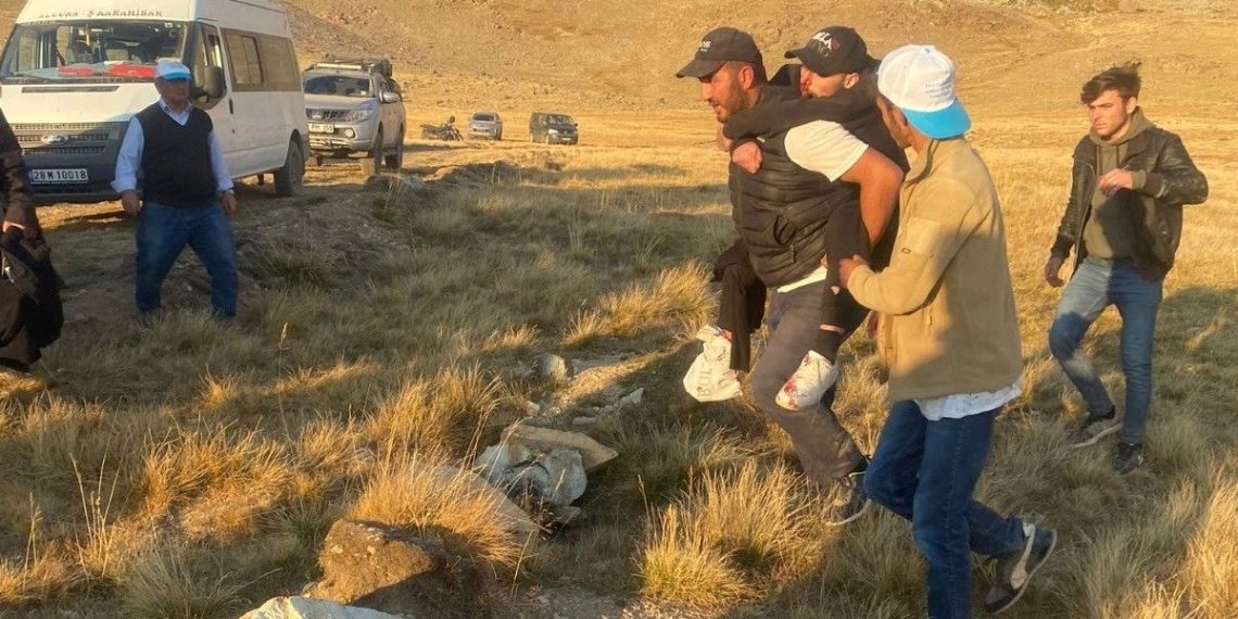 Şehitler anısına vefa yürüyüşü yapan kümeye ayı saldırdı