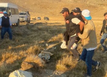 Şehitler anısına vefa yürüyüşü yapan kümeye ayı saldırdı