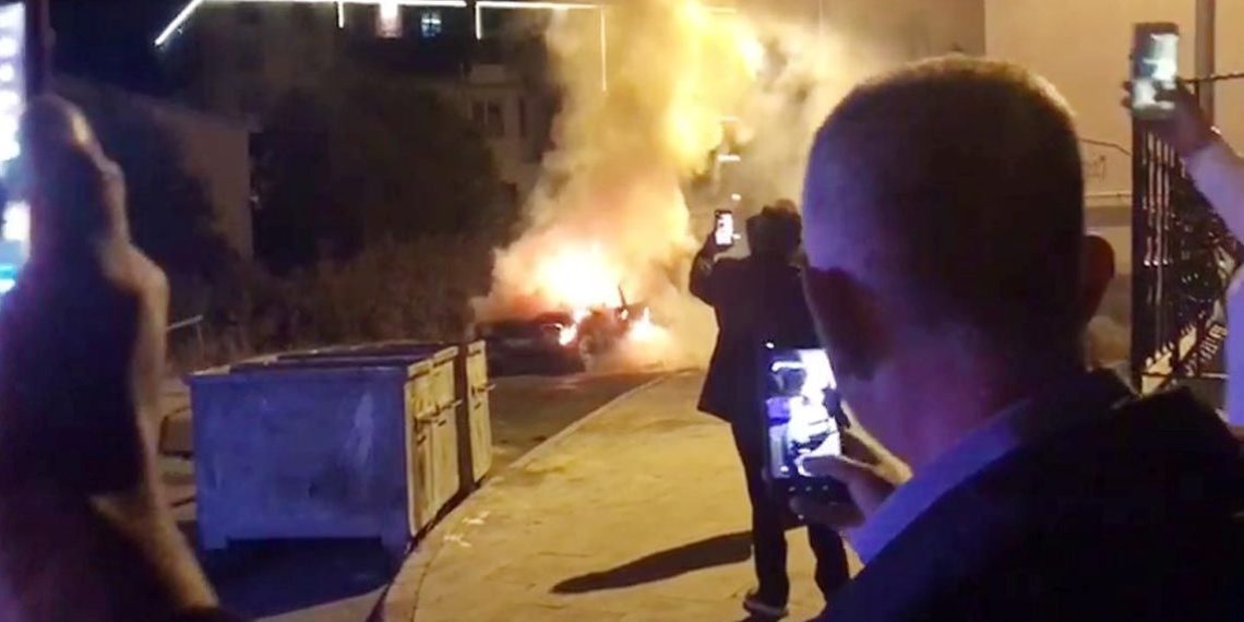 Seyir halinde alev alan araba yandı: Etraftakilerin görüntü çekme yarışı