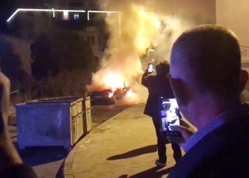 Seyir halinde alev alan araba yandı: Etraftakilerin görüntü çekme yarışı