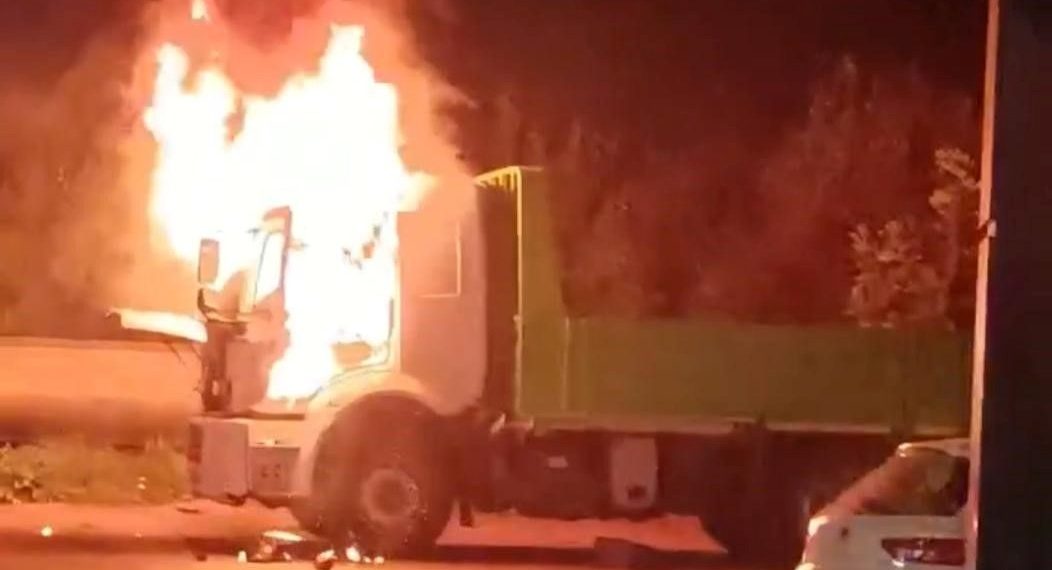 Seyir halindeki kamyon alev topuna döndü